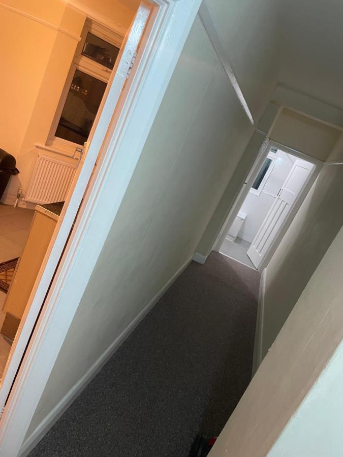 Welcome To Your New Home. Redbridge Extérieur photo