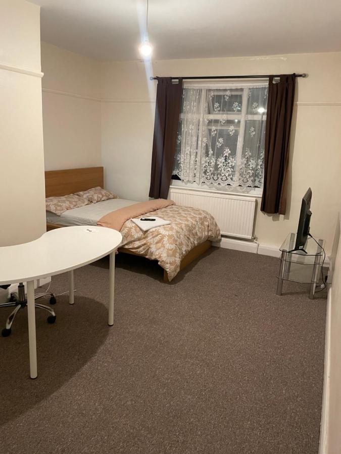 Welcome To Your New Home. Redbridge Extérieur photo